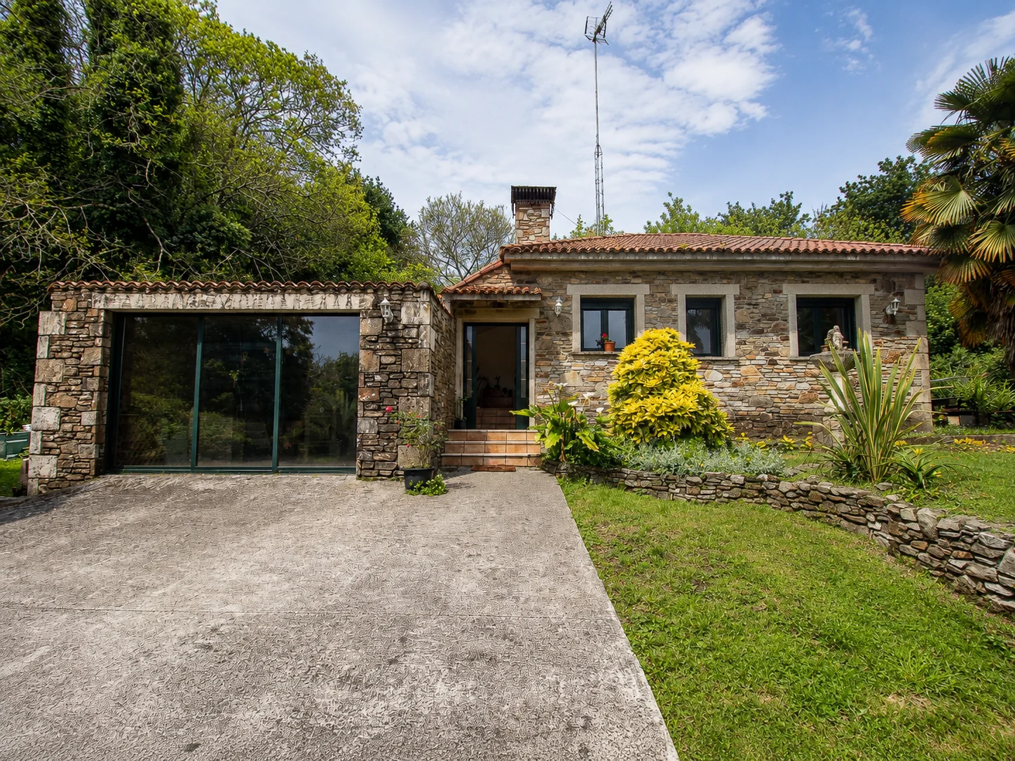 Casa con finca y piscina en Montecelo, Bergondo